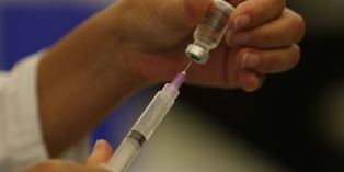 Ministério aplica a vacina bivalente contra a covid-19 nesta segunda-feira.