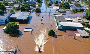 Dados oficiais apontam para 100 mortes em razão da enchente no Rio Grande do Sul.