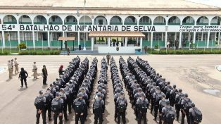 Técnicas de sobrevivência na selva são passadas pelo 54º BIS para alunos da Academia da Polícia Civil de Rondônia.