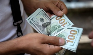 Dólar teve uma leve queda hoje e fechou em torno dos 5.74