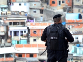 PM do Rio combate Crimes no Alemão e no Complexo da Penha.