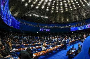 Comissão na Câmara aprovou direitos para beneficiária do Bolsa-Atleta que adotar criança.