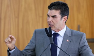 Depois de muita pressão, o governador decide revogar nova Lei polêmica sobre ensino no Pará.