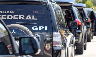 Polícia Federal prende quatro acusados de desvio de dinheiro na Educação no Rio de Janeiro.