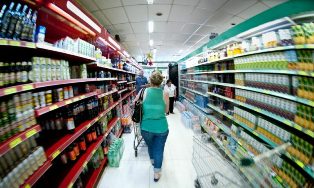Cesta básica sobe no Brasil e custa pelo menos 40% do salário mínimo!
