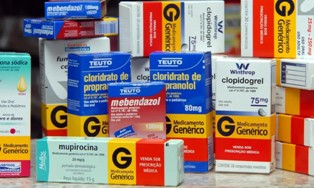 Entidades criticam permissão para farmacêuticos prescreverem medicamentos.