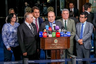 Alexandre de Moraes arquivou inquérito contra governador do Distrito Federal.