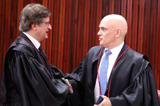 Com medo da volta de Bolsonaro, PGR é contra pedido de Bolsonaro para tirar Dino e Zanin de julgamento.
