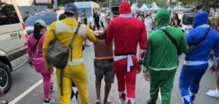 Policiais civis fantasiados prenderam homem com celulares roubados em São Paulo.