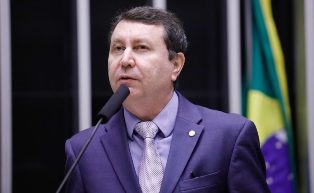 Projeto de Lei exige gravadores de Vozes e Dados em todas as aeronaves.