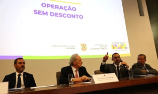Cinco dirigentes do INSS são afastados por suspeita corrupção.