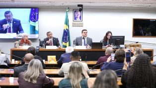 Enfermeiros reclamam de irregularidades no pagamento do piso salarial.