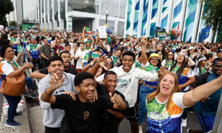 Marcha para Jesus reúne milhares de fiéis no centro do Rio de Janeiro.