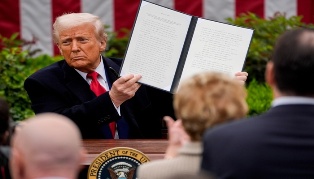 Suprema Corte dos EUA permite que governo Trump retire proteção temporária de 532 mil migrantes.