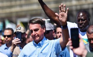 Jair Bolsonaro teve alta após três semanas internado em hospital de Brasília.