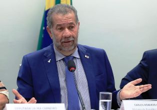 Após fraudes no INSS,Carlos Lupi pede demissão do Ministério da Previdência.