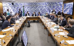 Governo e Oposição divergem sobre as investigações de fraudes no INSS. Governo quer abafar.