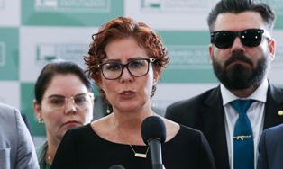 Câmara autoriza licença de 127 dias à deputada Carla Zambelli.