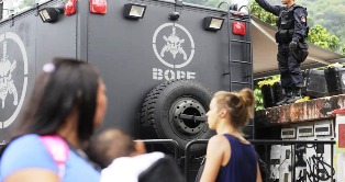 Operação policial em comunidade do Rio de Janeiro deixa um morto e 5 feridos.