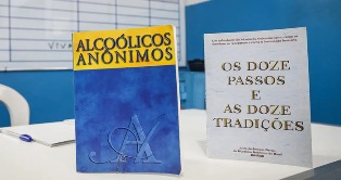 Aos completar 90 anos, Alcoólicos Anônimos tem maior participação feminina.