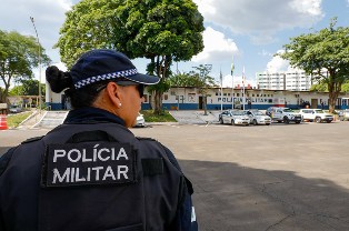 Reajustes para policiais e bombeiros do DF estão em discussão no Senado.