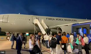 Chega ao país outro voo com brasileiros repatriados ilegais dos EUA.