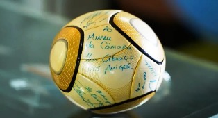 Alexandre de Moraes vota por condenar acusado de furtar bola autografada por Neymar.