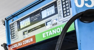 Pra piorar, Governo Lula anuncia aumento do Etanol na gasolina para 30% e preço não cai.