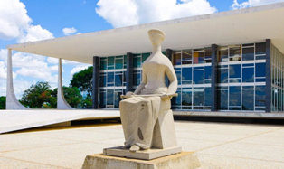 Senadores divergem sobre o STF julgar responsabilização das plataformas digitais.