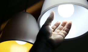 Contas de luz vão permanecer com bandeira tarifária Vermelha em Julho.