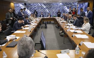 Oposição quer derrubar novo decreto sobre IOF. Governo taxador busca entendimento.