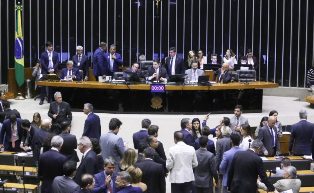 Congresso derruba veto sobre dispensa de revisão médico-pericial de aposentados por invalidez.
