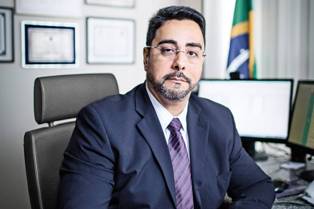 CNJ condena juiz Marcelo Bretas a aposentadoria compulsória, por combater a corrupção.