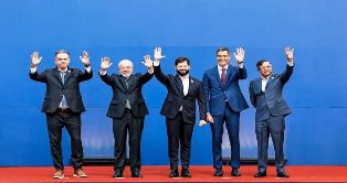 Lula e outros líderes comunistas convocam instituições em defesa da “democracia”.