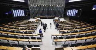Câmara declarou Perda de Mandato a 7 deputados e dá posse aos substitutos.