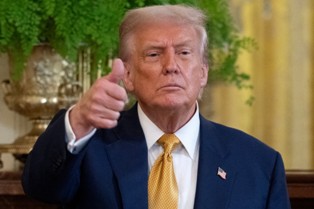 Donald Trump anuncia acordo comercial com Indonésia, membro pleno do Brics. Já o Brasil, briga.