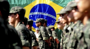 Comissão retoma análise de MP que aumenta salários dos militares.