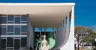 Estudo aponta que Supersalários no Judiciário cresceu 49,3% em 2024.