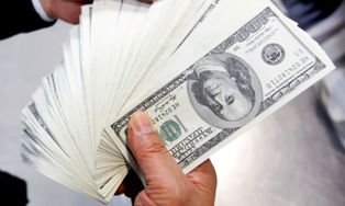 Dólar hoje aumenta com foco em negociações comerciais entre os EUA e parceiros.