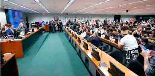 CCJ aprova admissibilidade da PEC da Segurança Pública.