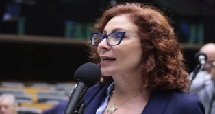 Como ficará a situação de Carla Zambelli após se apresentar a Justiça da Itália.