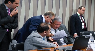 Comissão debate equiparação de salário da Polícia Civil do DF ao da Polícia Federal.