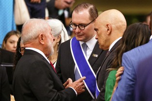 Alexandre Moraes suspende Decretos e determina audiência de conciliação sobre IOF. Sem o STF Lula não governa nada.
