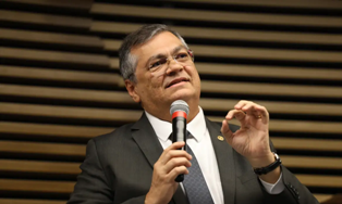Bateu desespero: Dino rebate EUA e diz que não cabe a Embaixadas monitorar Justiça.