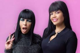 Influenciadoras são condenadas por oferecer bananas a crianças negras.