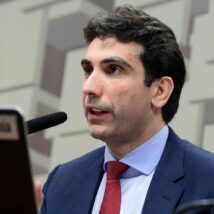 Banco Central diz: Taxa de juros deve ficar alta por período prolongado.