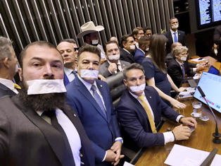 Oposição ocupa plenários por anistia a 8/1 e impeachment de Moraes
