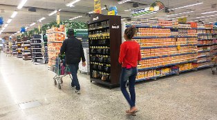 Vendas no Comércio cairam 0,1% em Junho, em 3º mês seguido de quedas.