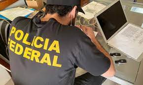 Funcionários e ex-funcionários da Caixa Econômica Federal são alvos de Operação da Polícia Federal.
