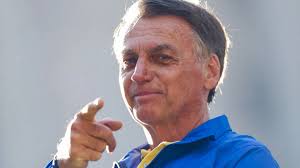 Presidente Bolsonaro vai a hospital para exames médicos.